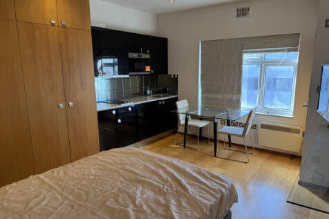 Studio to rent in Golders Green