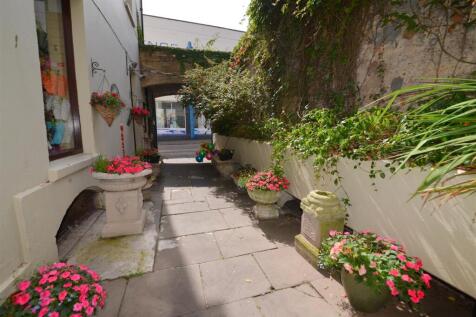 Courtyard / Office / WC