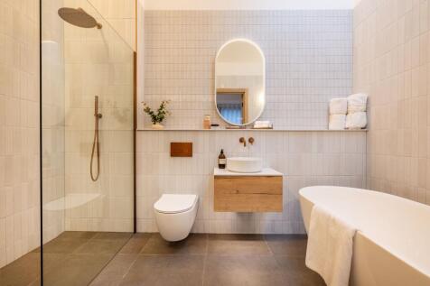 Master bedroom ensuite bathroom