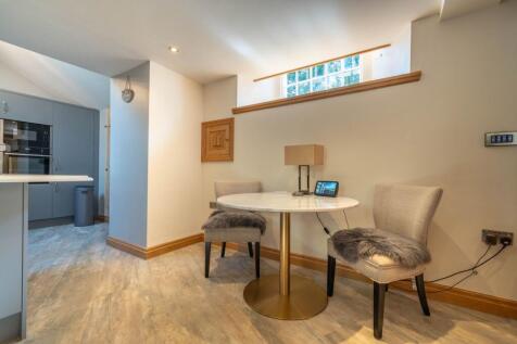 OPEN PLAN LIVING AREA