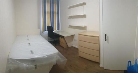 Long, neat single bedroom with a fitted desk an...
