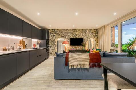 Dagenham Green, 2 bed 2 bath - Living
