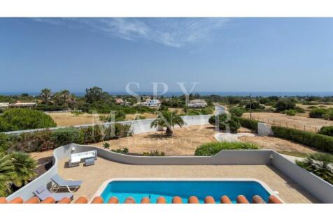 Panoramic sea views from the upper terrace of a 5-bedroom villa in Carvoeiro. Large plot with swimming pool and garden in Algarve, by Spy Manor Real Estate.