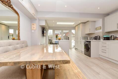 Kitchen / Dining Area