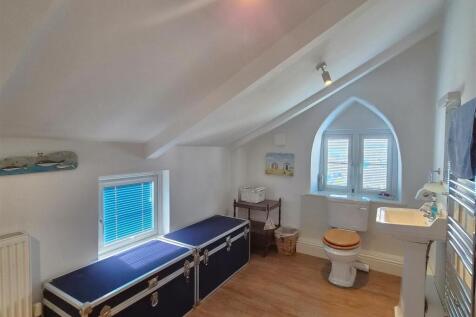 Principal bedroom en suite.jpg