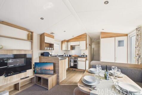 Open-plan lounge, dining area and kitchen in the W