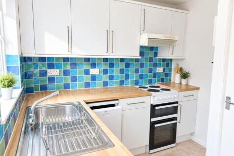 Hawthorne Place, Epsom, KT17 photo 3