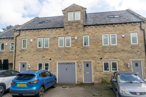 FOUR BEDROOM TOWNHOUSE | PRIVATE DRIVEWAY | PRIVA