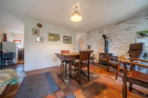 OPEN PLAN LIVING AREA