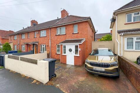 Front shot of property and driveway (1).jpg