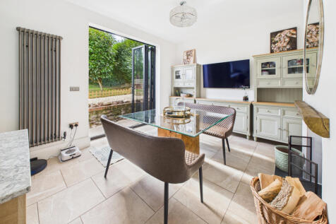 Kitchen / Dining Area