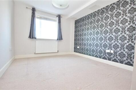 Sundeala Close, Sunbury-on-Thames, Surrey, TW16 photo 4