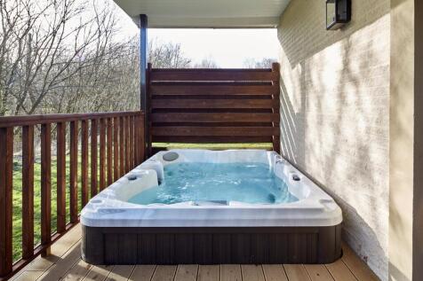 Outside deck with Hot Tub