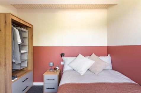 Stylish double bedroom with modern furnishings...