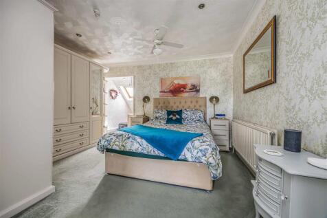 250 Havant Road, Hayling Island-Small-PorticoMarke