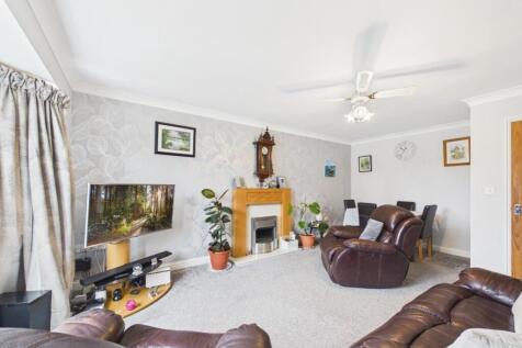 Lounge/Dining Area