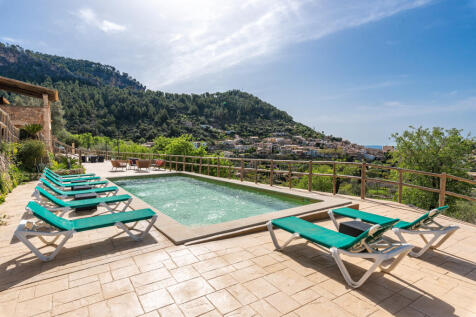 Sunny and private pool area