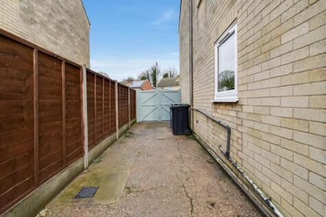 SIDE DRIVEWAY