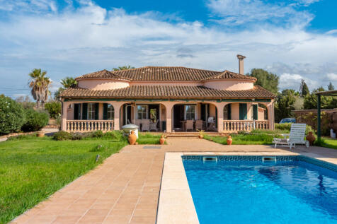 Outstanding finca in Llucmajor with pool, ideal for 2 families