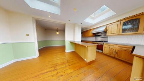 4 Bedroom Mid Terrace House
