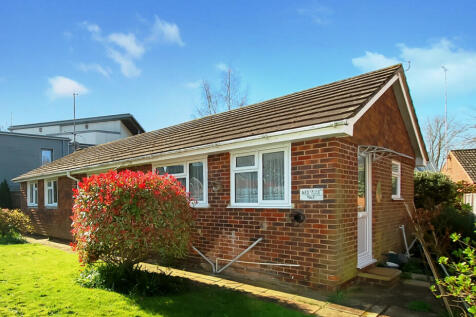 THREE-BEDROOM BUNGALOW IN THE TOWN CENTRE