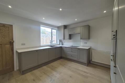 Lyndhurst Drive, Stourbridge photo 3