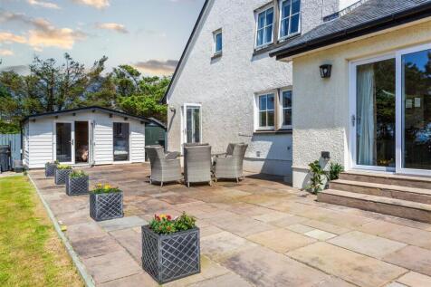 Patio towards the garden cabin