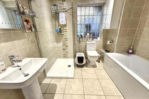 117 front - owner ensuite.jpg
