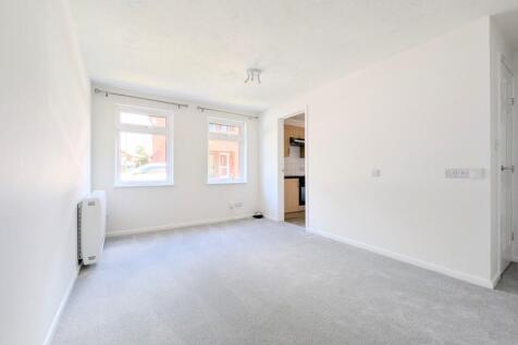 Kingslea, Horsham, RH13 photo 3