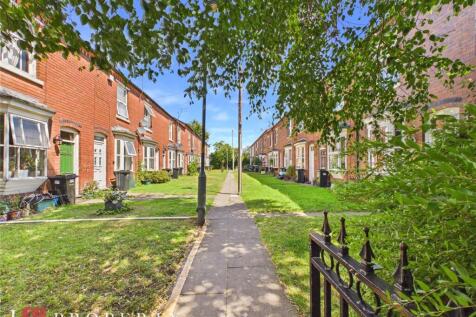 AVAILABLE NOW! Situated in a sought-after location just moments from Birmingham's vibrant Jewellery Quarter, this well-presented three-bedroom terraced home offers comfortable, modern living with exce