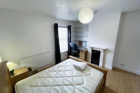Available SEPT 2027 - 4 Rooms - Bozward Street photo 3