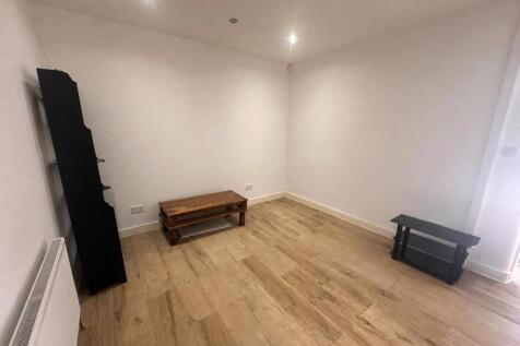 Alexandra Avenue, Southall, Greater London, UB1 photo 3