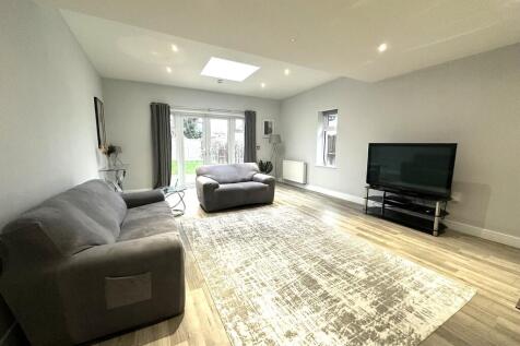 Elmshott Lane, Cippenham, Slough photo 3