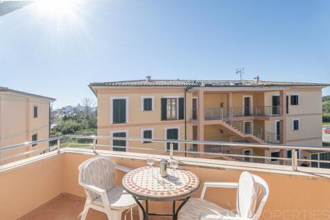 Beautiful top-floor apartment near the beach with communal pool