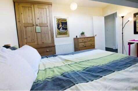 Bright, tidy double bedroom with a comfortable ...