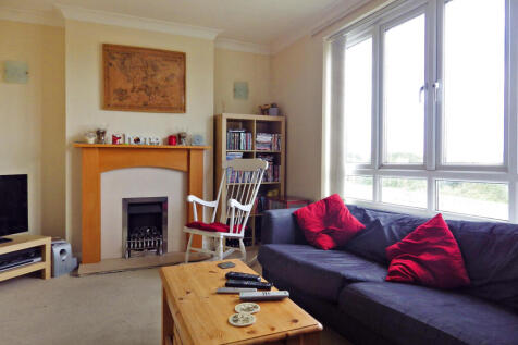 Tower Court, Witney, Oxfordshire photo 3