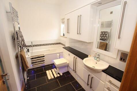 Family Bathroom photo 1