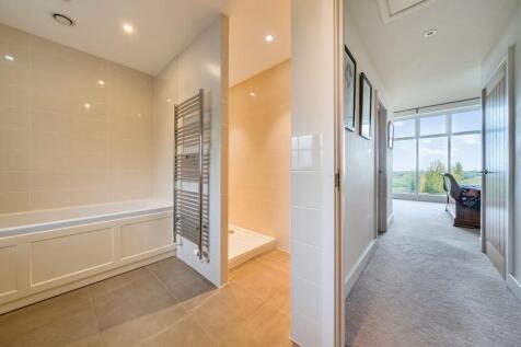 Ensuite Bathroom W.C (12