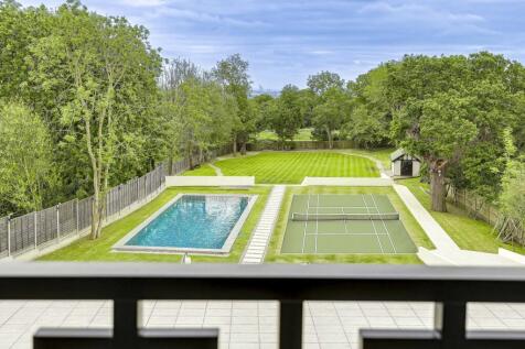 Swimming pool &amp; tennis court