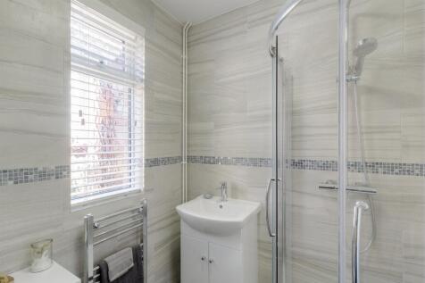 53 kinghts lane shower room.jpg