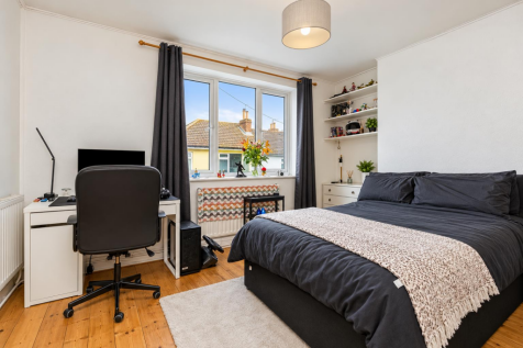 4-bed terraced on Washington Street, £2,427/mo