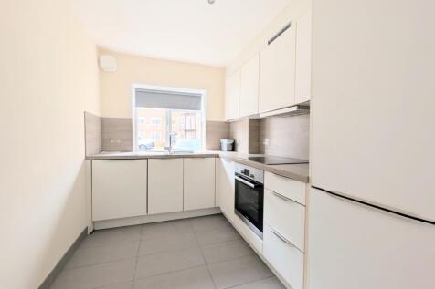 Bishopric, Horsham, RH12 photo 3