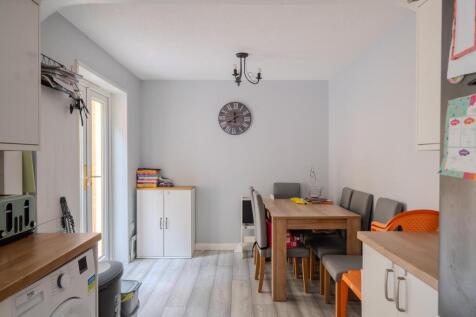 14 Neath Court-11.jpg