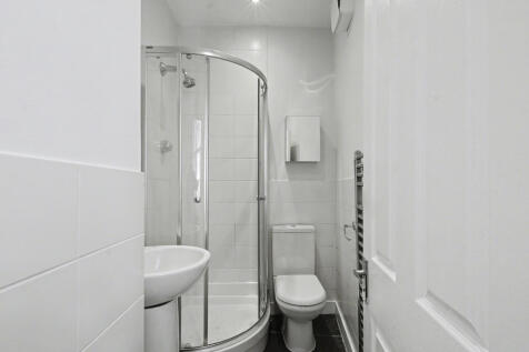 5 SHOWER ROOM.JPG
