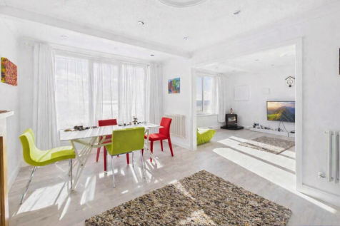Lounge/Dining Area