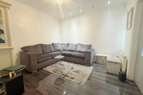 Balmoral Avenue, Hyde, Tameside photo 3