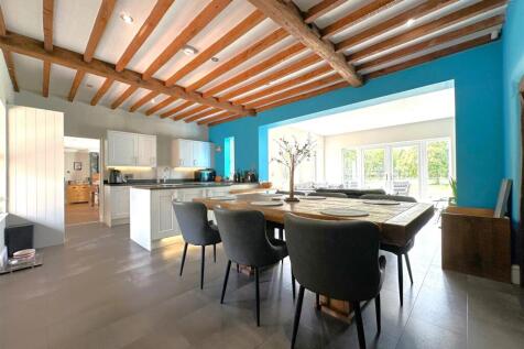 OPEN-PLAN Living/ Dining Kitchene 653