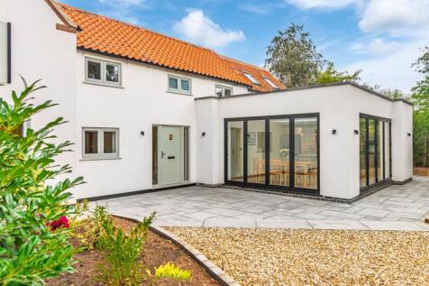 Open the bi-folds and let entertaining flow outside