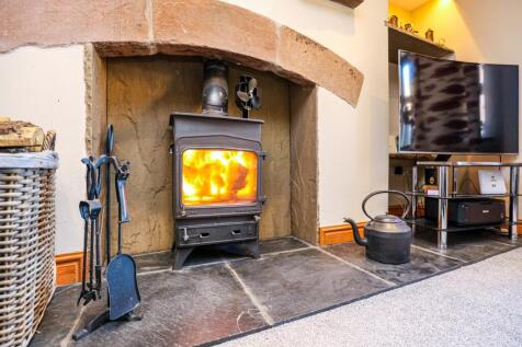 Lounge with Multi-Fuel Stove