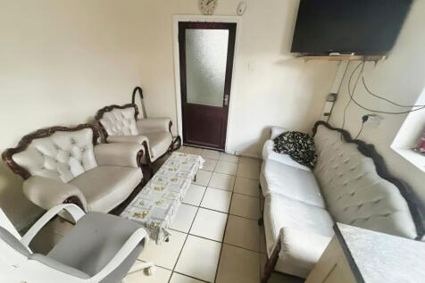 Carlyle Road, London, E12 photo 4